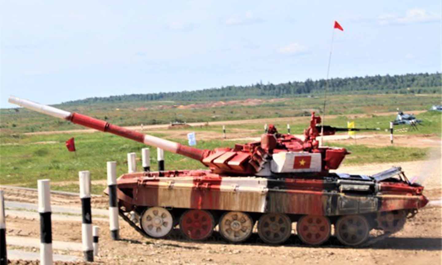 Đội tuyển Việt Nam thi đấu nội dung Tank Biathlon tại hội thao Army Games 2019. (Ảnh: Dương Trí/TTXVN)