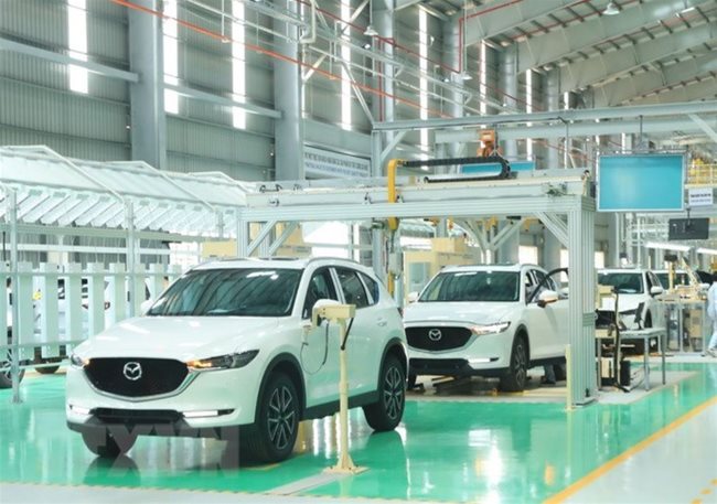 Cars undergo final checks at a Thaco Mazda auto plant before being launched in the market. Auto dealers stand to be the biggest beneficiaries of the 50% car registration fee cut instead of car buyers – PHOTO: VNA