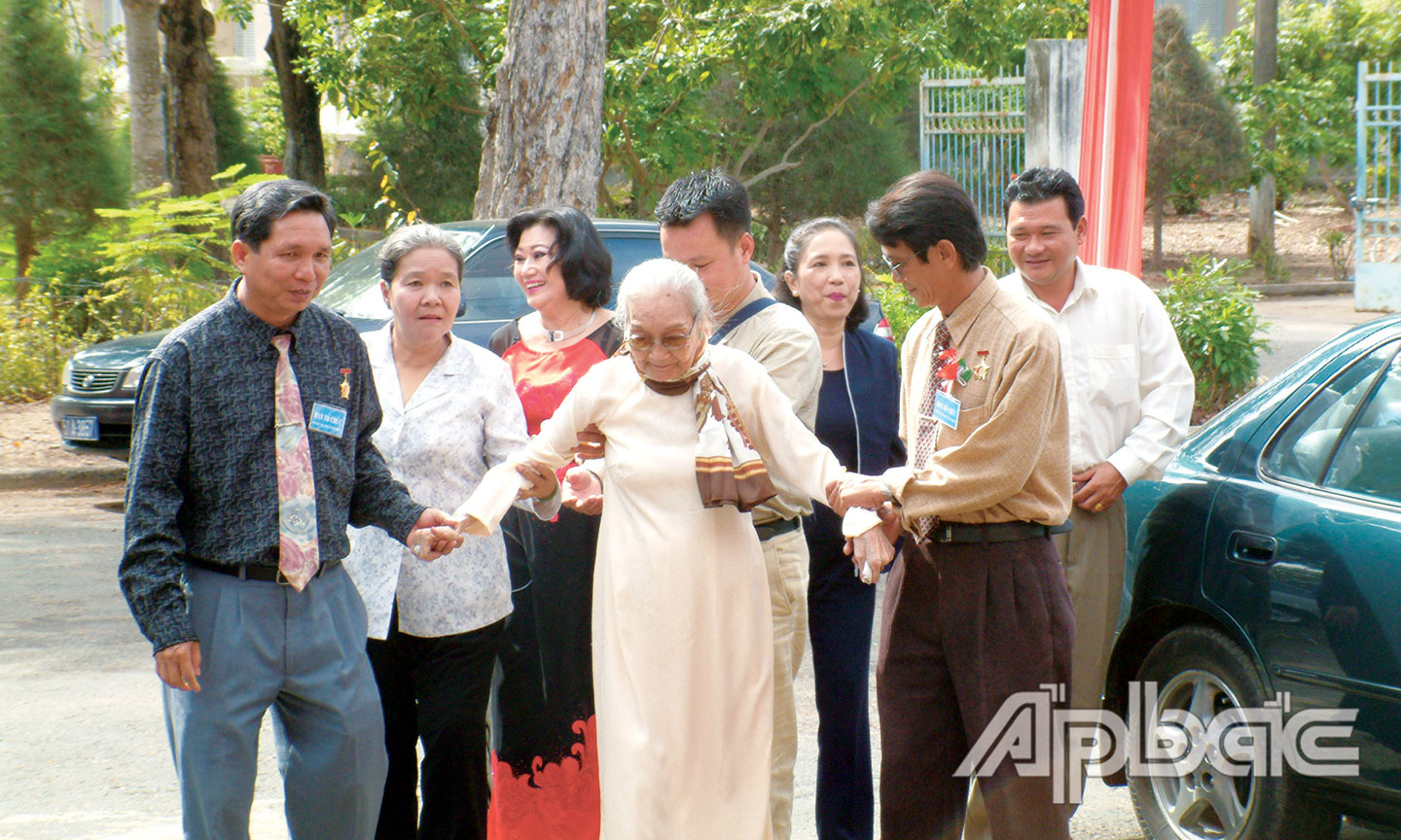 Cố-nghệ-sĩ-nhân-dân-Bãy-Nam-trong-một-lần-về-giao-lưu-với-anh-em-nghệ-sĩ-Tiền-gIang.jpg
