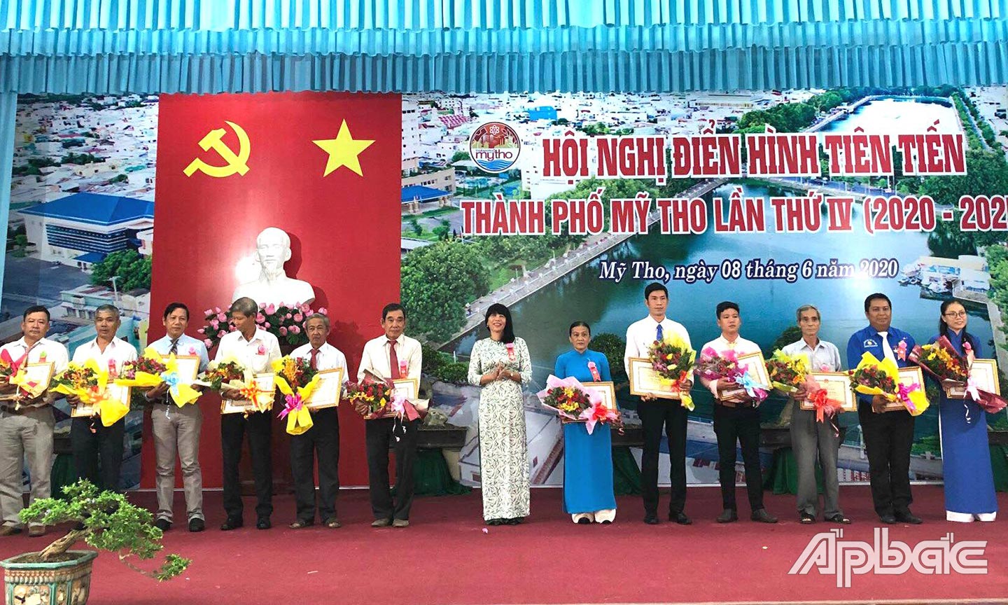 Ông Nguyễn Chí Công (thứ 5 từ trái sang) được UBND thành phố biểu dương khen thưởng tại Hội nghị điển hình tiên tiến  TP. Mỹ Tho lần thứ IV.