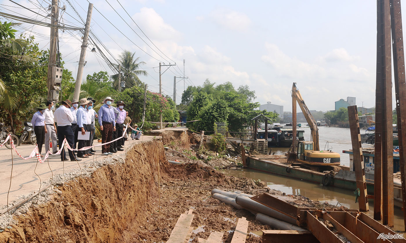 Lãnh đạo tỉnh kiểm tra công trình khắc phục sạt lở tại xã Đông Hoà Hiệp (Cái Bè)