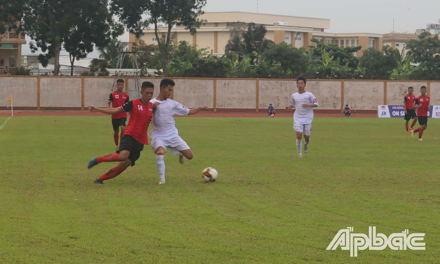 Tiền Giang (áo đỏ) đoạt 3 điểm trong ngày đầu ra quân.