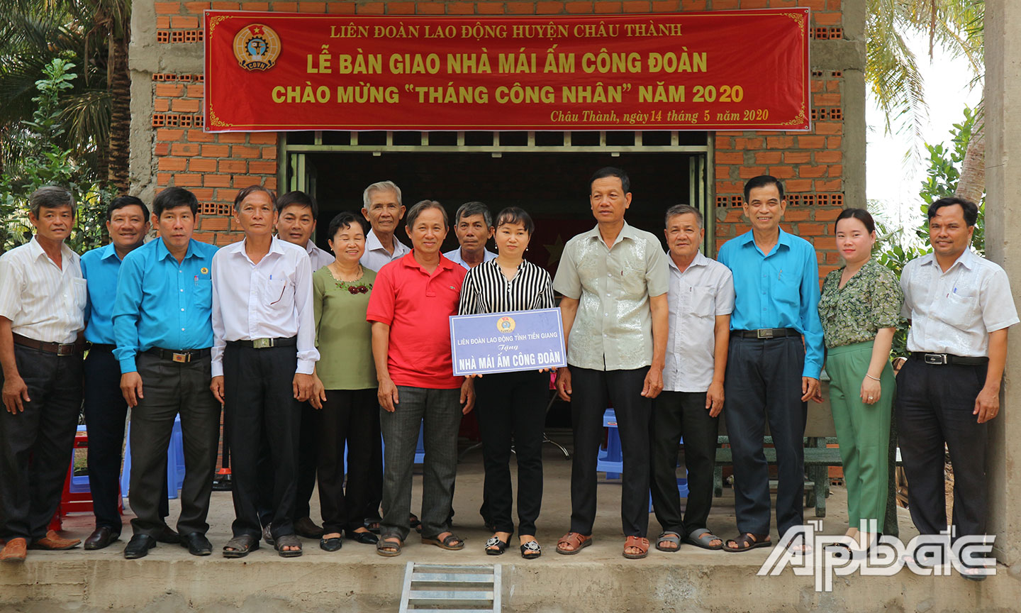 Bàn giao “Mái ấm Công đoàn” cho đoàn viên, CNVCLĐ khó khăn về nhà ở tại huyện Châu Thành. 