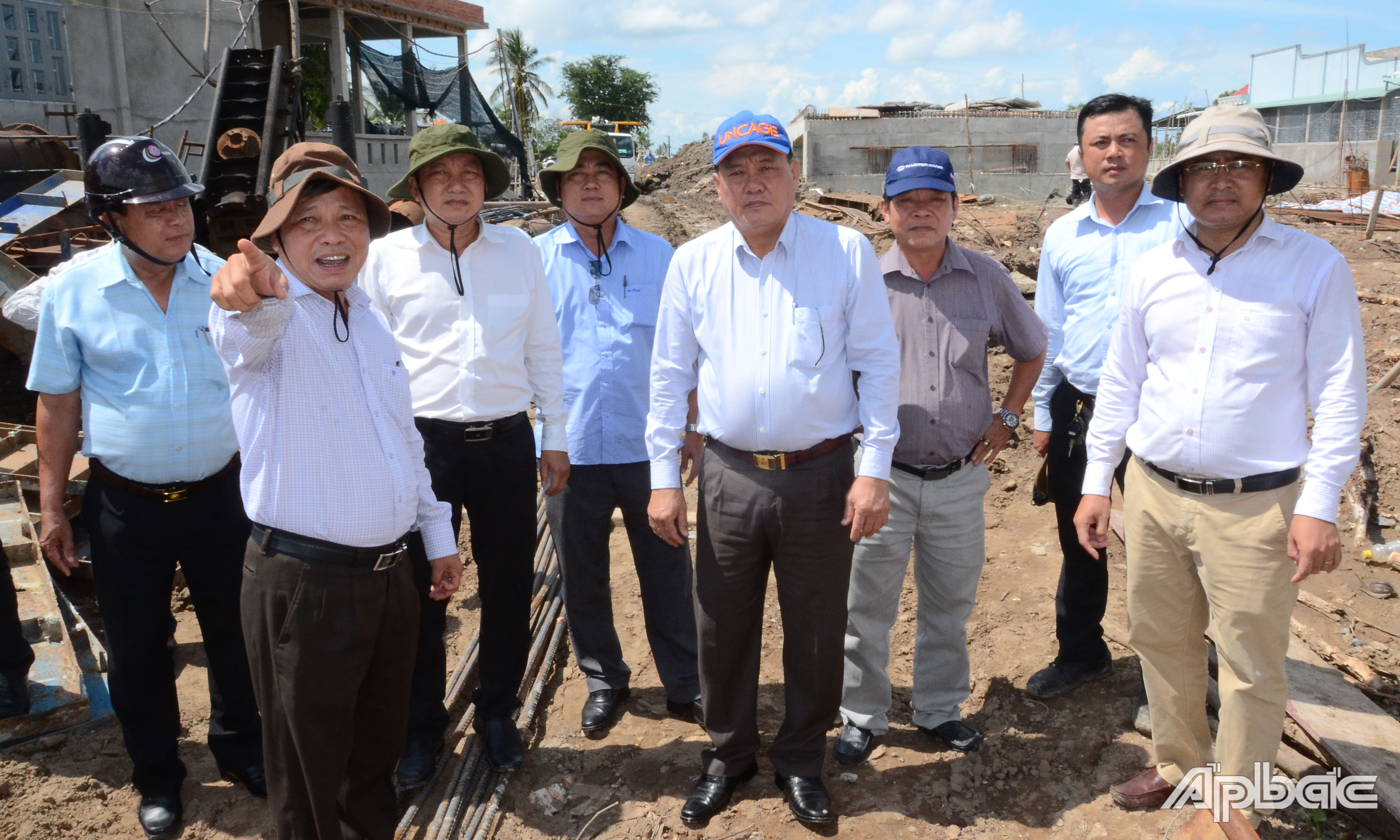 Phó Chủ tịch Thường trực UBND tỉnh Lê Văn Nghĩa kiểm tra tiến độ thi công cầu Bình Xuân.