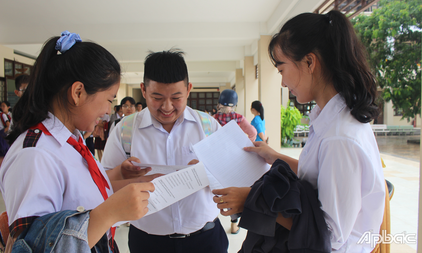 Đề Tiếng Anh không quá khó, thí sinh phấn khởi ra về. 