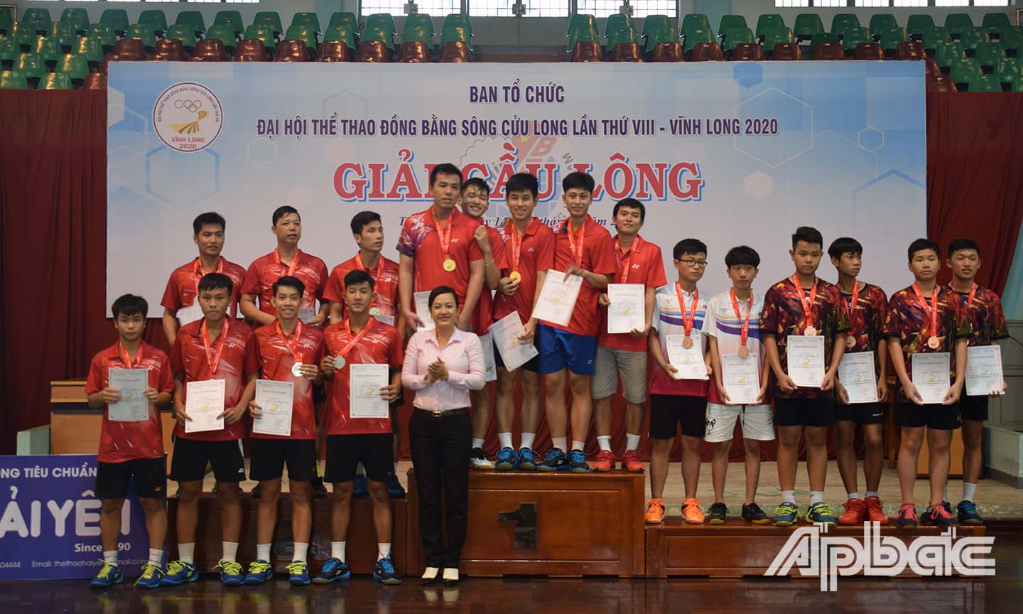 Phó Giám đốc Sở VH-TT&DL  Nguyễn Thị Kim Chi trao huy chương và giấy chứng nhận ở nội dung đồng đội nam