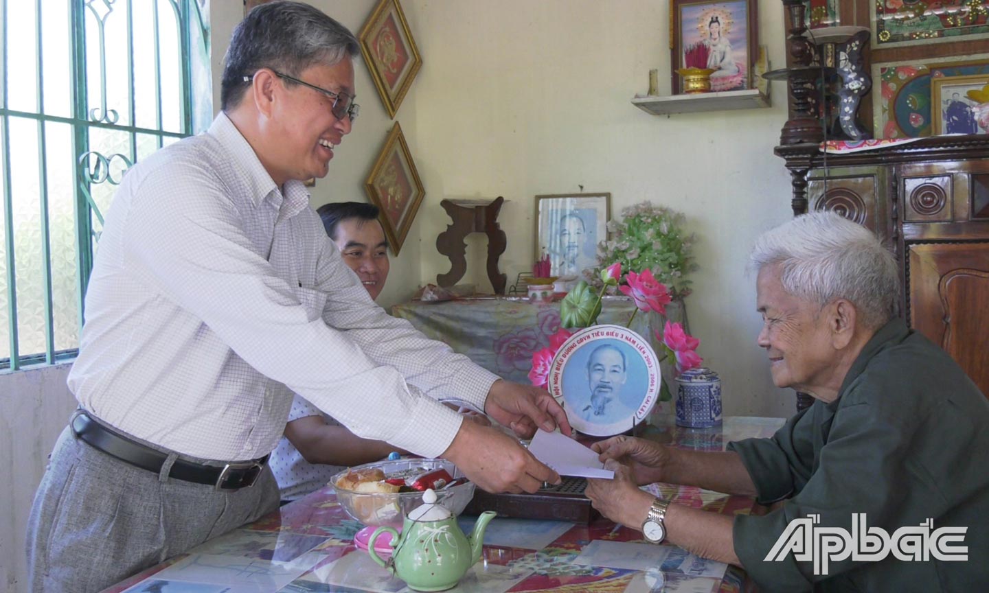 : Ông Nguyễn Văn Bằng, Bí thư Huyện ủy Cai Lậy thăm, tặng quà cho thương binh Nguyễn Hoàng Kha, ngụ ấp Hội Lễ, xã Hội Xuân