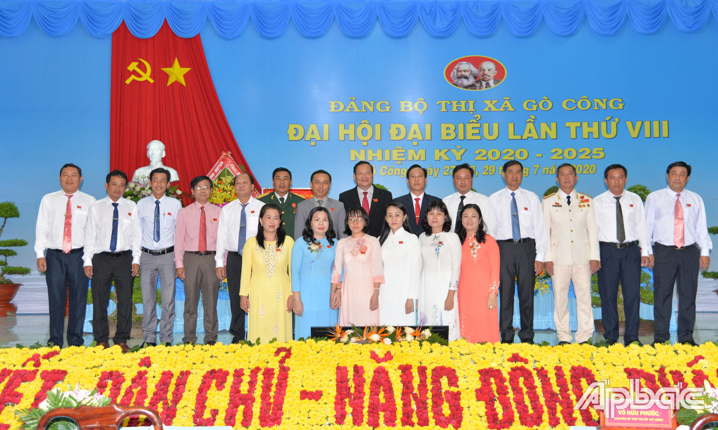 Đoàn đại biểu dự Đại hội Đại biểu Đảng bộ tỉnh Tiền Giang lần thứ XI, nhiệm kỳ 2020 - 2025 ra mắt Đại hội.
