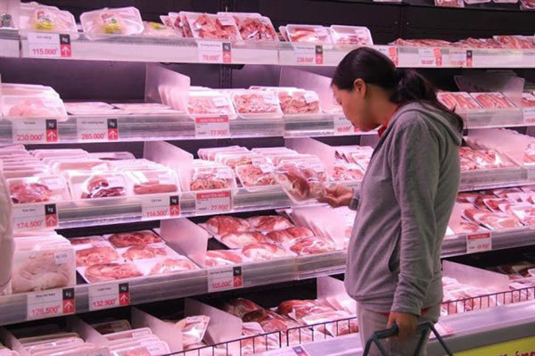 Pork products on shelves. The Ministry of Industry and Trade has founded a group to inspect the pork market to figure out problems that caused failures in cooling domestic pork prices. 