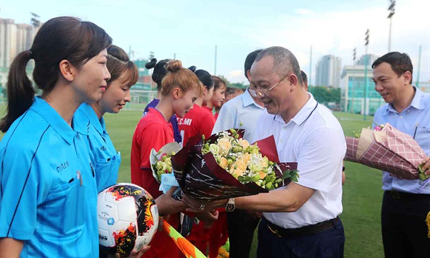 Ông Phạm Thanh Hùng được biết đến nhiều hơn trong vai trò nhà tài trợ cho đội tuyển nữ 