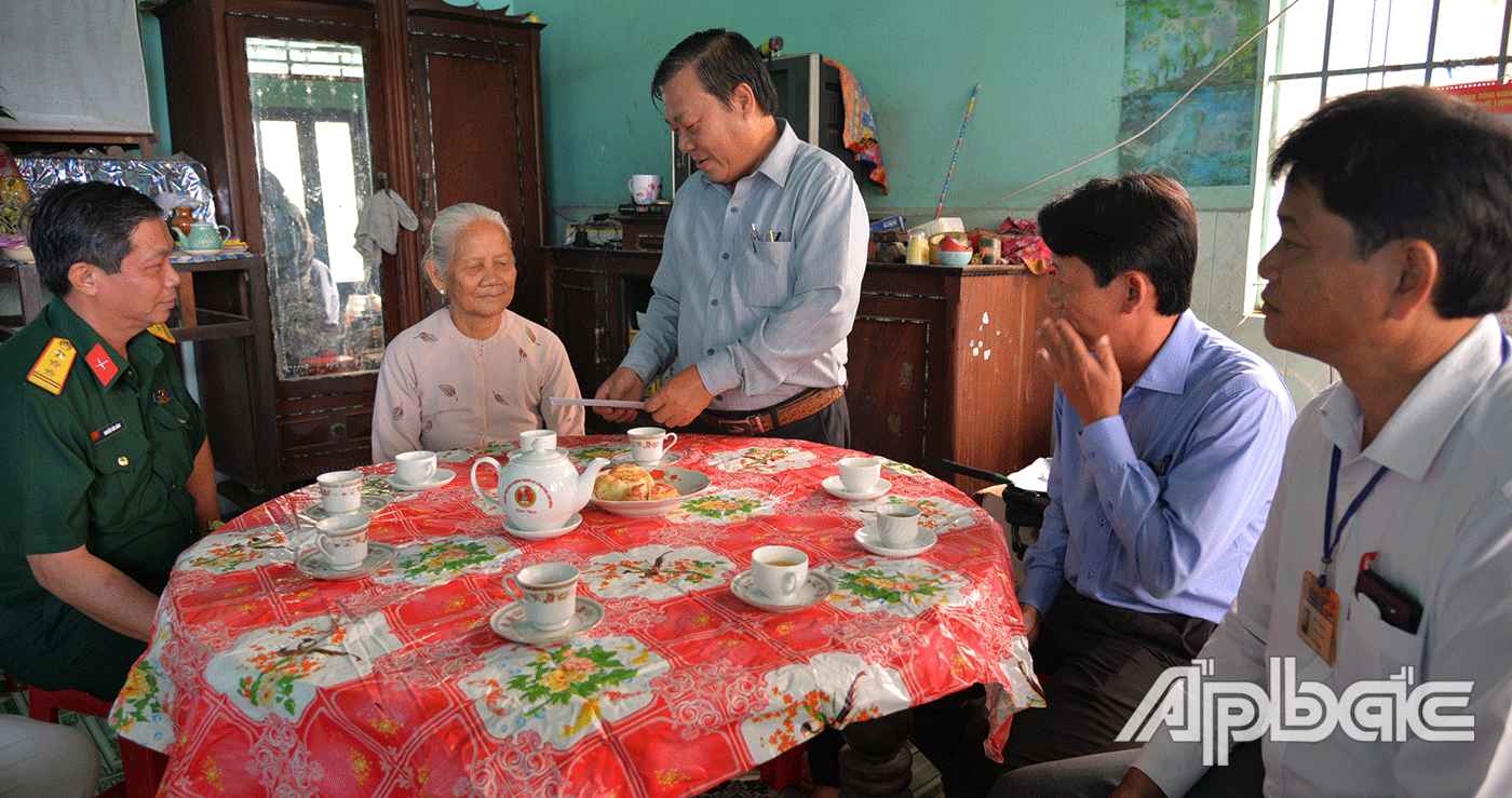 Đồng chí Nguyễn Ngọc Trầm thăm, tặng quà Mẹ Việt Nam Anh hùng NguyễnThị Đẹt, xã Bình Phục Nhứt..