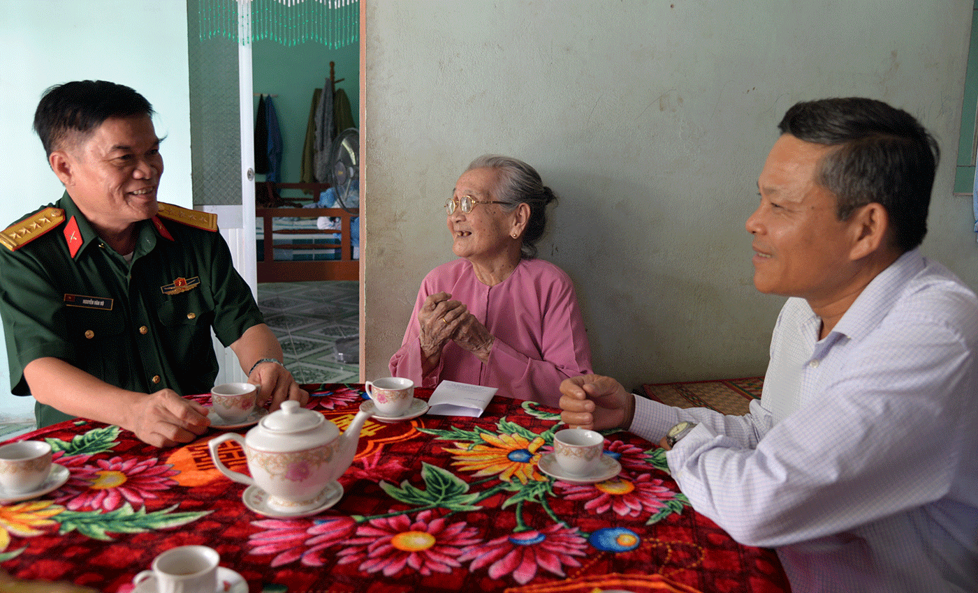 Thăm, tặng quà Mẹ Việt Nam Anh hùng Lê Thị Tư, xã Mỹ Tịnh An.