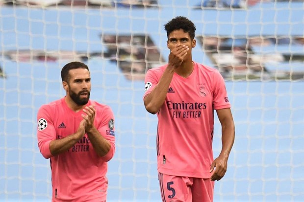 Varane (phải) được kỳ vọng nhưng lại liên tiếp mắc sai lầm. (Nguồn: AFP/Getty Images)