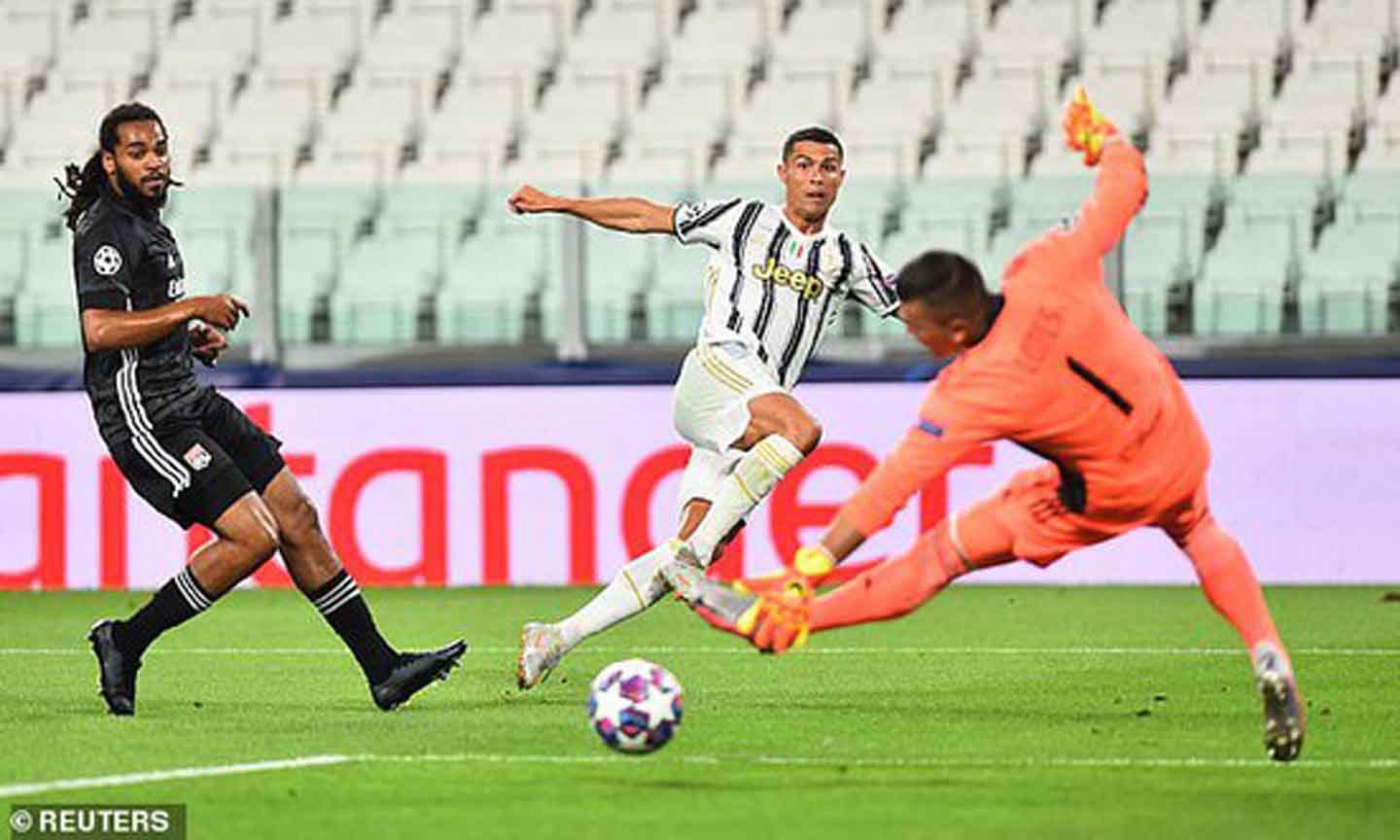 Ronaldo ghi 2 bàn nhưng Juve vẫn bị loại