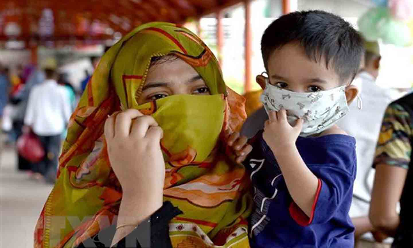 Người dân đeo khẩu trang phòng lây nhiễm COVID-19 tại Dhaka, Bangladesh, ngày 9/8/2020. (Ảnh: THX/ TTXVN)