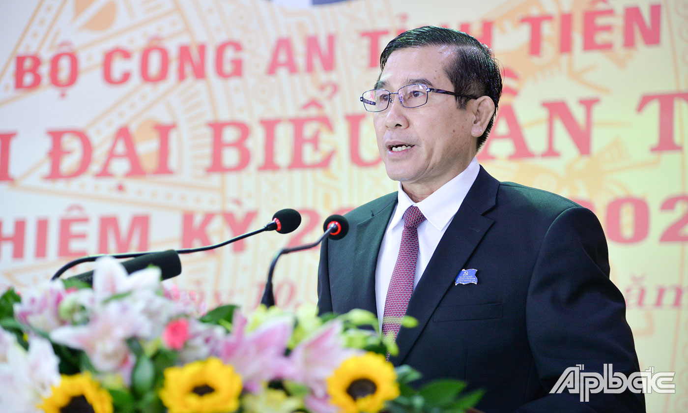Đồng chí Lê Văn Hưởng phát biểu chỉ đạo Đại hội.