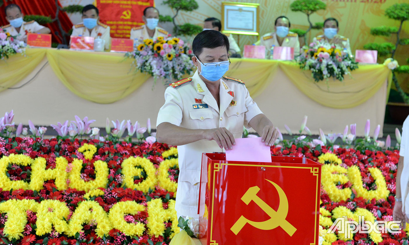 Đại biểu bỏ phiếu bầu Ban Chấp hành Đảng bộ Công an tỉnh Tiền Giang nhiệm kỳ 2020 - 2025.