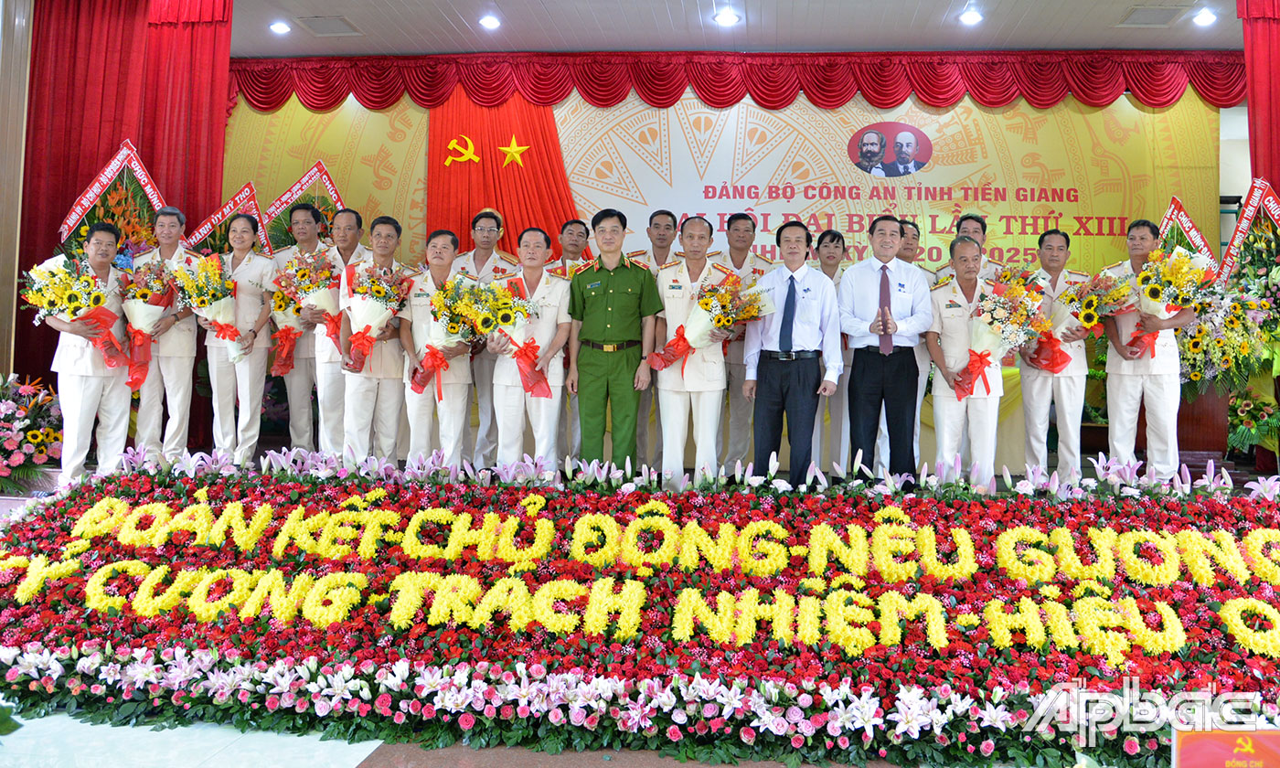 Lãnh đạo Bộ Công an, Tỉnh ủy tặng hoa và chụp ảnh lưu niệm cùng Ban Chấp hành Đảng bộ Công an tỉnh nhiệm kỳ 2020 - 2025.