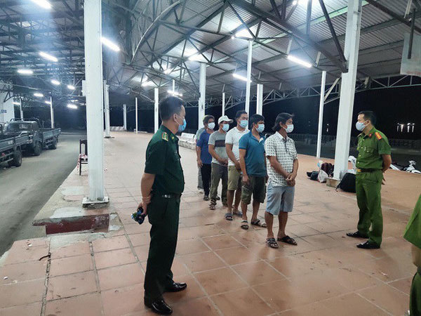 Six fishermen walk along the 100km-long coastal road to avoid COVID-19 check stations. — Photo yeah1.com