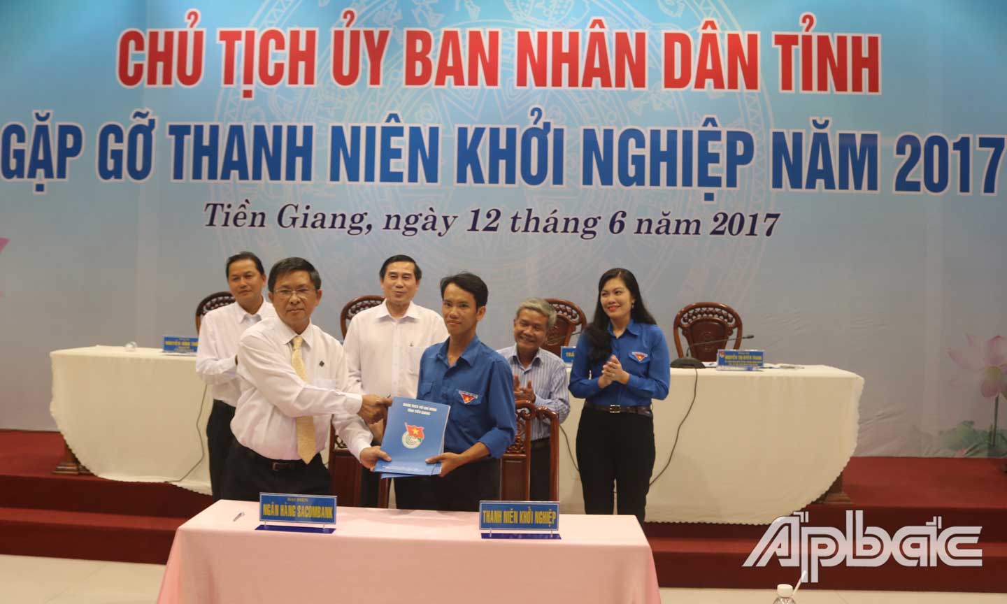 Lãnh đạo Ngân hàng Sacombank trao tặng sổ tiết kiệm khởi nghiệp cho thanh niên khởi nghiệp tại Chương trình Chủ tịch UBND tỉnh gặp gỡ thanh niên khởi nghiệp.