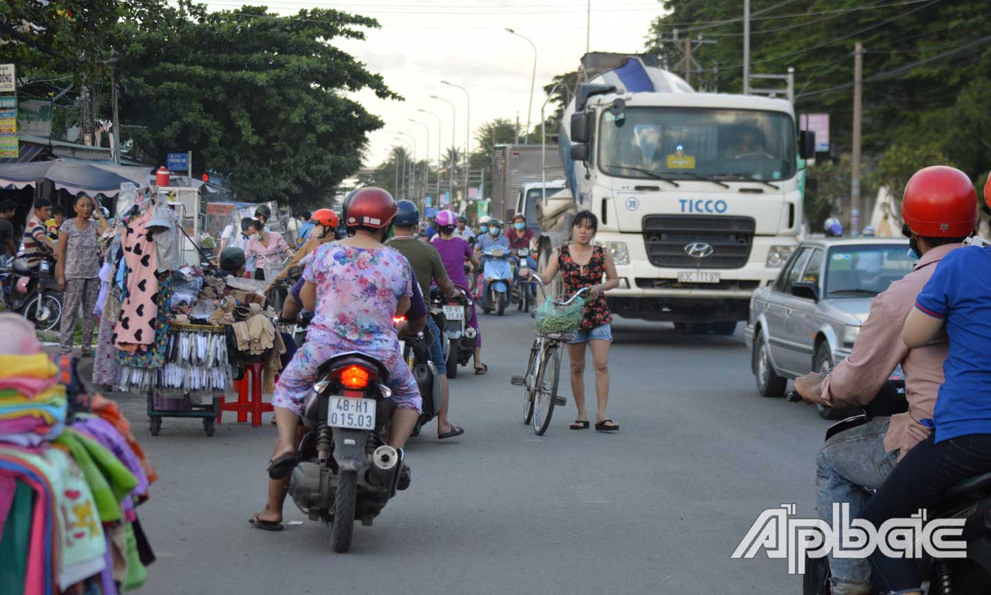 Tình trạng buôn bán gây mất trật tự an toàn giao thông tại ngã ba đường tỉnh 864 - đường dẫn vào Trường THPT Chuyên Tiền Giang.