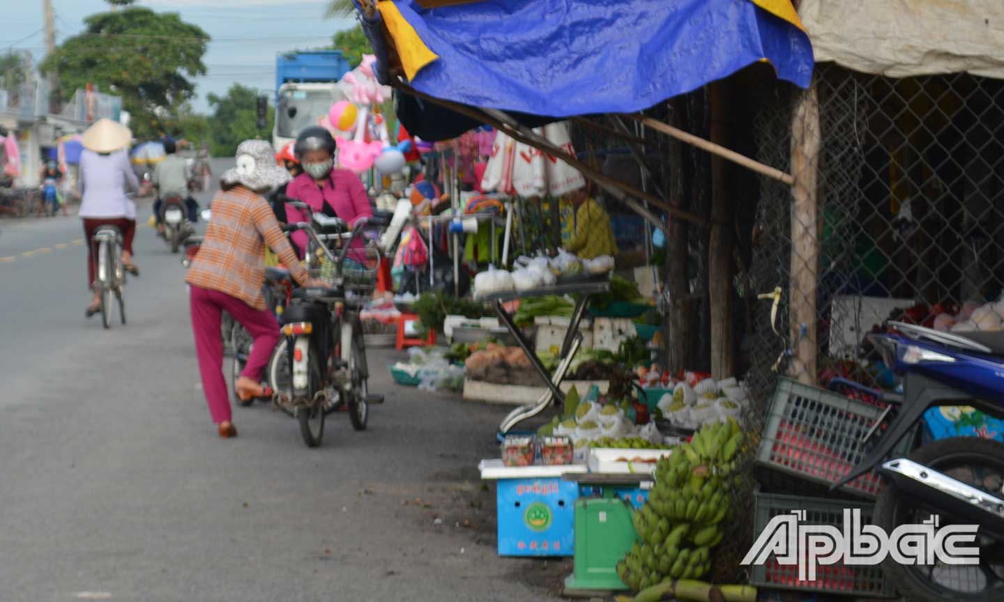 Khu vực chợ gần cầu Hai Tân.