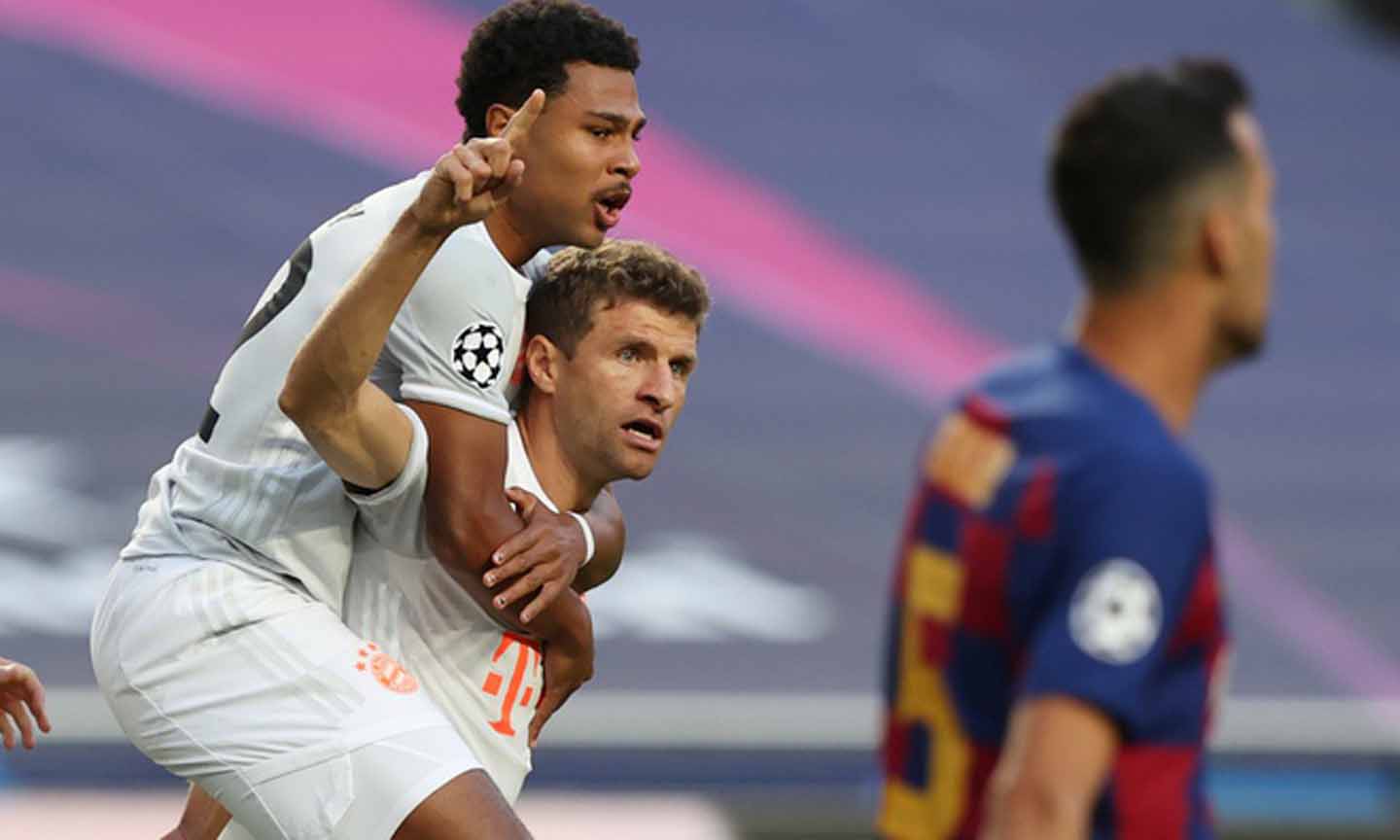   Thomas Mueller mở màn cho chiến thắng tưng bừng của Bayern. Ảnh: Reuters. 