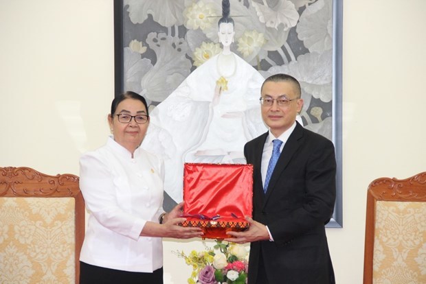 Sopheak Thavy (L), Secretary of State at Ministry of National Assembly-Senate Relations and Inspection, on behalf of the Cambodian government, handed over the medal to Vietnamese Ambassador to Cambodia Vu Quang Minh. (Photo: VNA).