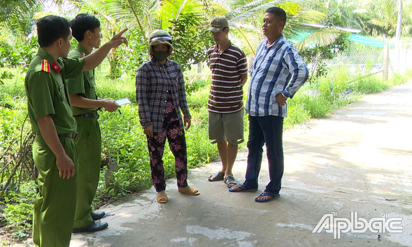Hiện trường người dân bắt đối tượng trộm bò ở huyện Gò Công Tây. 		Ảnh: TRỌNG TÍN