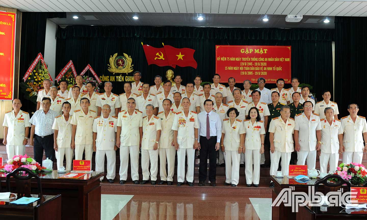Đồng chí Lê Văn Hưởng, Phó Bí Thư Tỉnh ủy, Chủ tịch UBND tỉnh gặp gỡ các Anh hùng lực lượng vũ trang nhân dân thuộc lực lượng Công an Tiền Giang  tại cuộc gặp mặt kỷ niệm 75 năm Ngày truyền thống Công an nhân dân. 								  Ảnh: DUY NHỰT