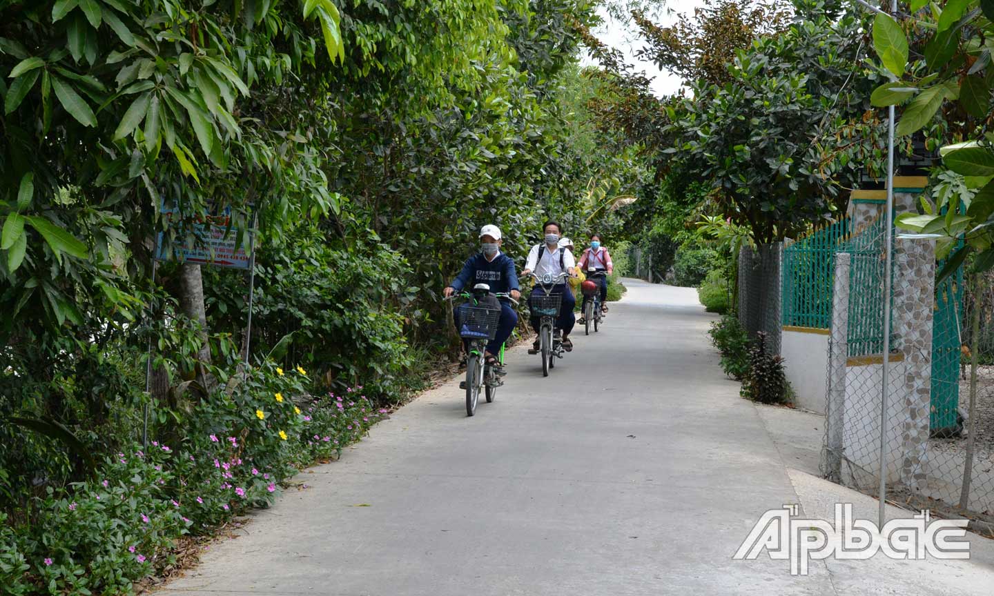 Nhiều tuyến đường giao thông nông thôn được đầu tư xây dựng khang trang. 	                                                                                                          Ảnh: THU HOÀI