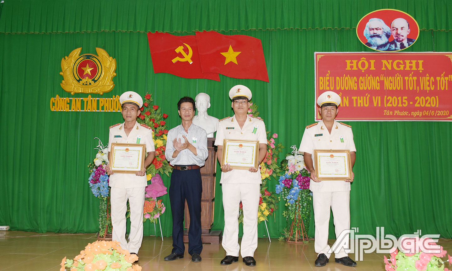 Đội (bìa trái) được UBND huyện Tân Phước tặng Giấy khen về thành tích xuất sắc trong thực hiện phong trào thi đua  “Vì ANTQ”. 		Ảnh THANH VIỆT