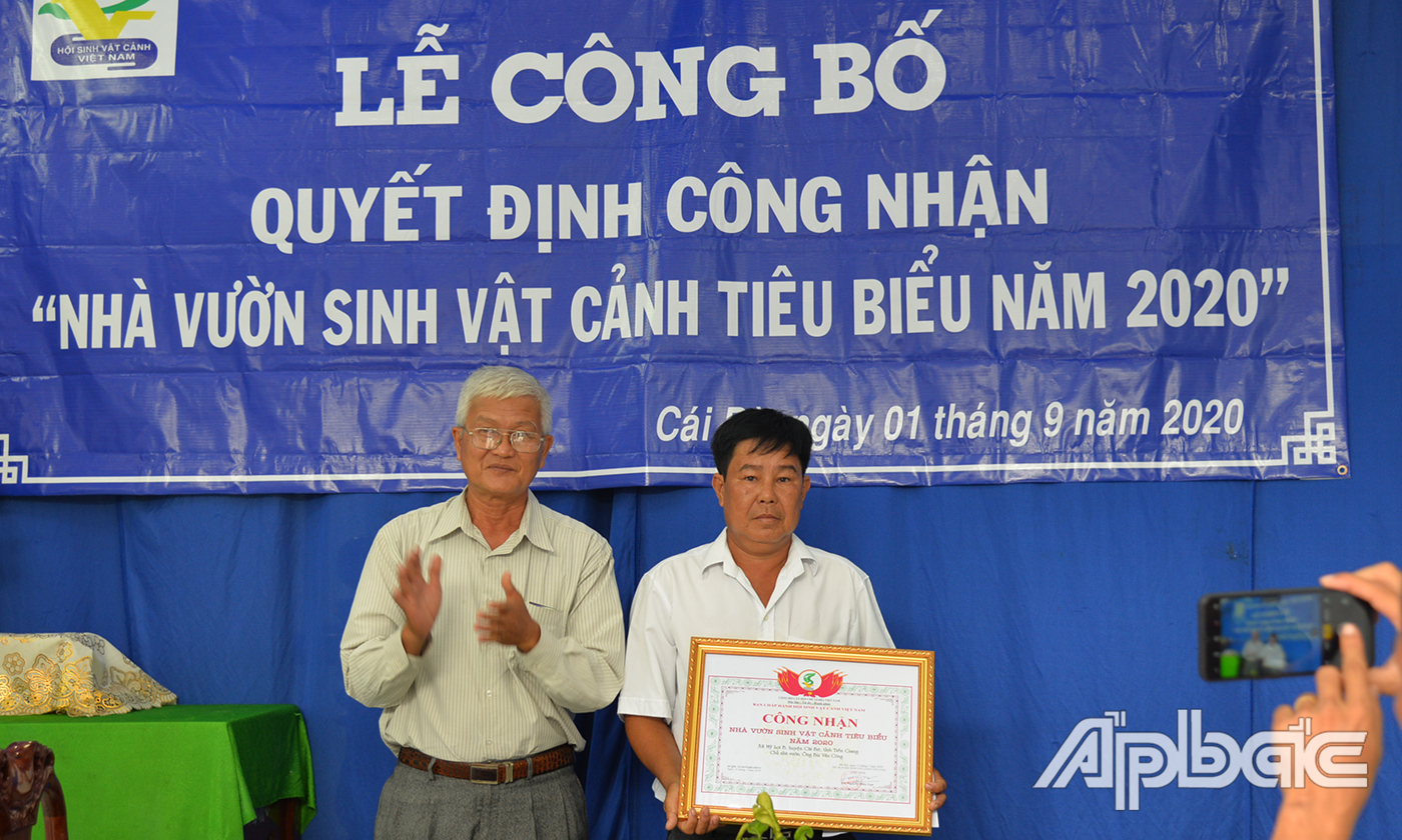 Chủ tịch Hội Sinh vật cảnh Tiền Giang Phạm Văn Chính trao bằng công nhận của Hội Sinh vật cảnh Việt Nam cho ông Bùi Văn Công.