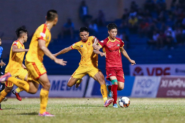 Vietnamese football pitches are expected to be active again in mid-September. — Photo vietnamplus.vn.