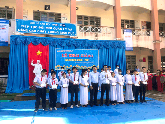 Ông Nguyễn Thành Công Chủ tịch Tp, Mỹ Tho cùng Ông Nguyễn Long Triều đại diện Công ty Victora trao tặng học bổng cho các em học sinh trường THCS Phú Thạnh.