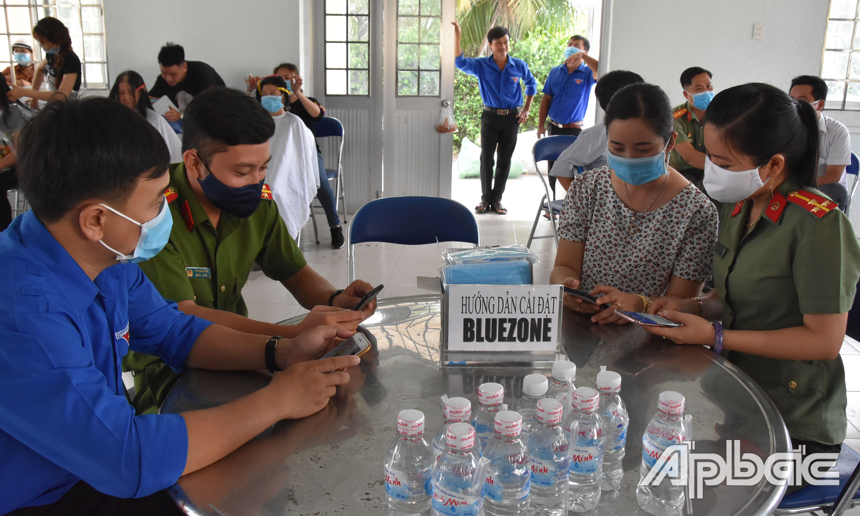 Đoàn Thanh niên Công an tỉnh hướng dẫn cài đặt ứng dụng Bluezone cho người dân.