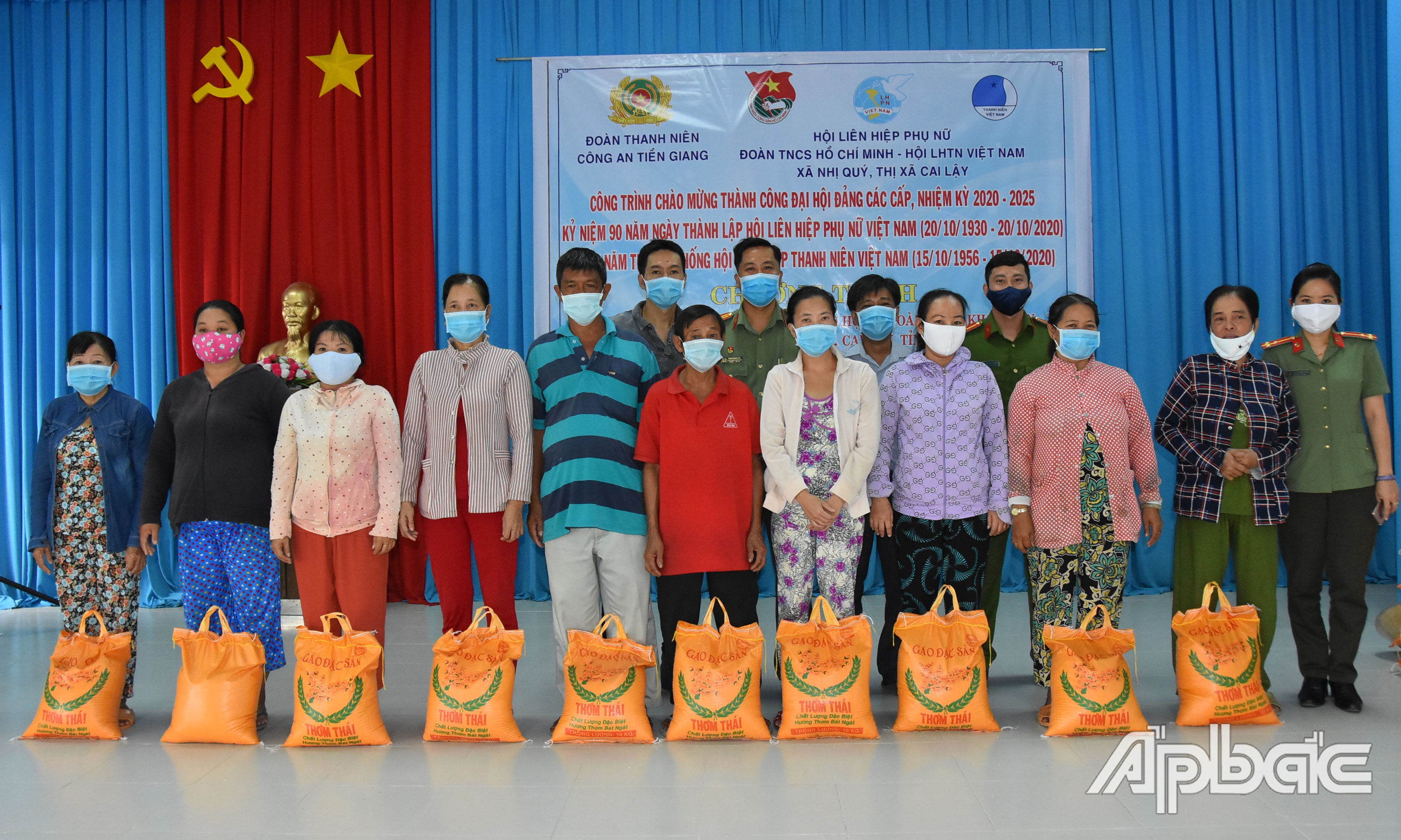 Tặng quà người dân có hoàn cảnh khó khăn.