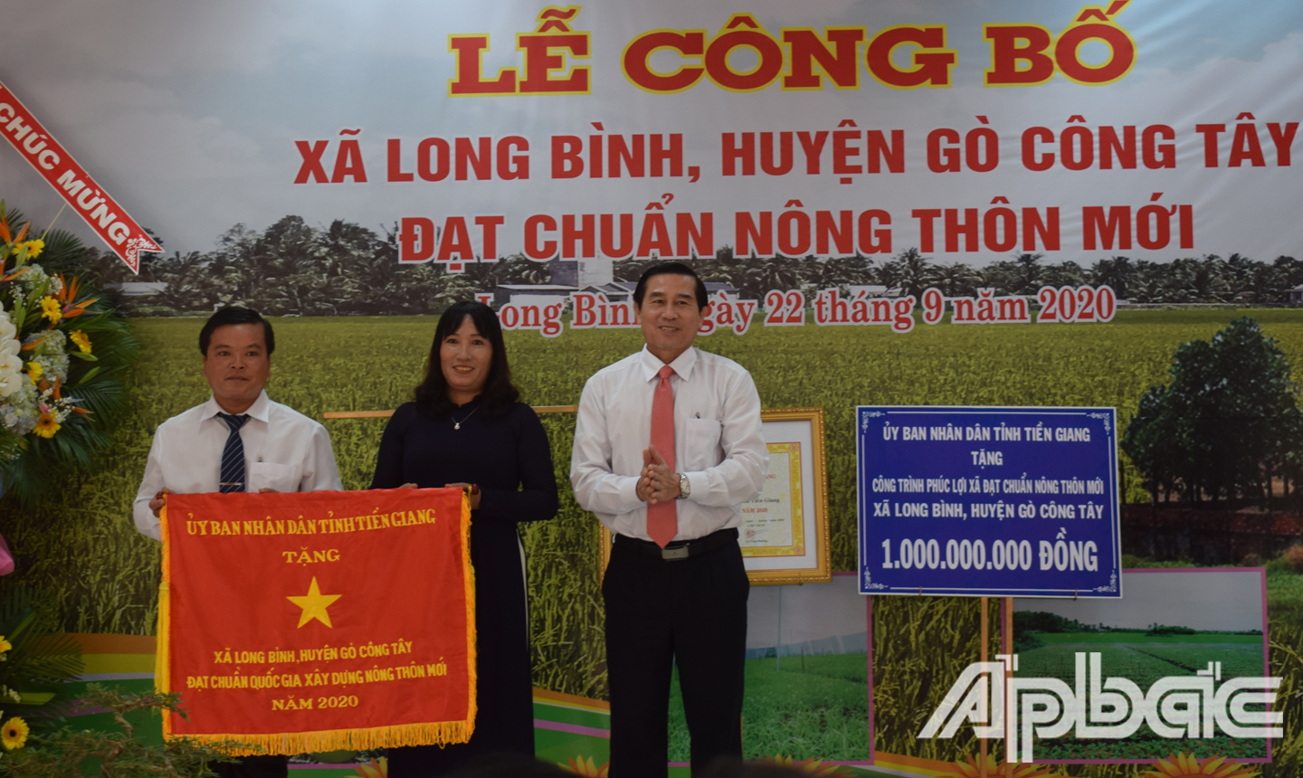 Đồng chí Lê Văn Hưởng trao Cờ thi đua của UBND tỉnh cho UBND xã Long Bình