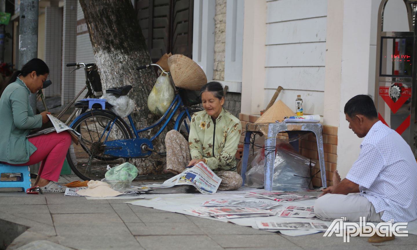 Sạp báo hơn 20 năm tuổi trên đường Lê Thị Hồng Gấm tất bật cho công việc từ sáng sớm. 