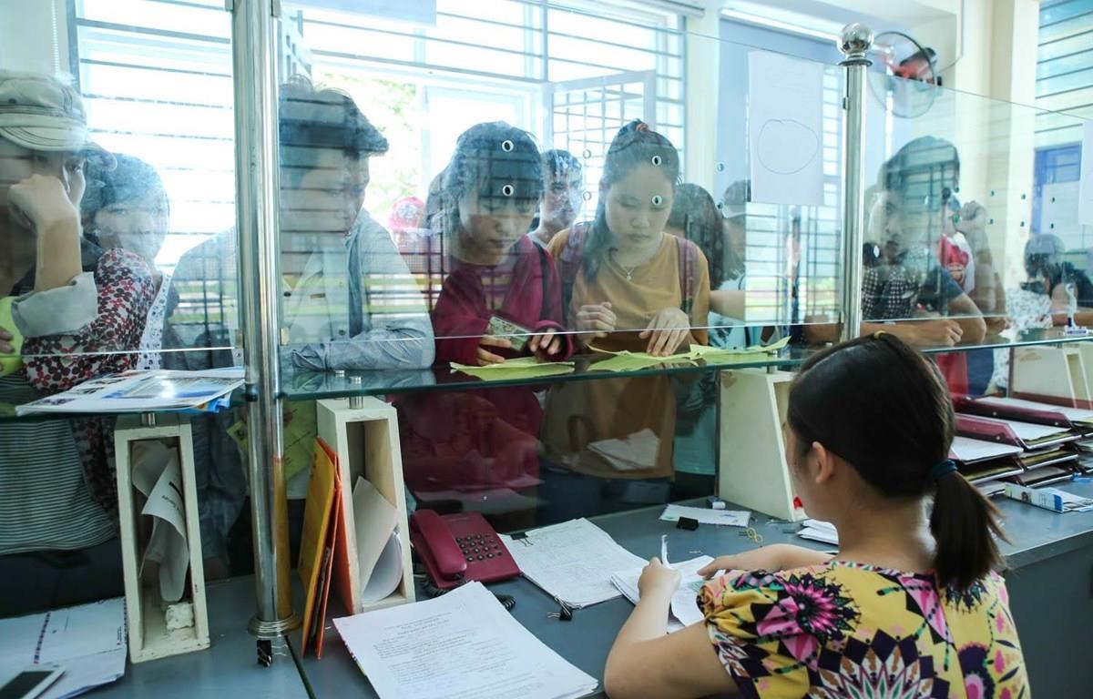 Thí sinh nộp hồ sơ xét tuyển đại học. (Ảnh: Minh Sơn/Vietnam+)