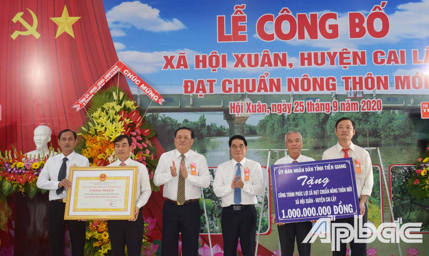 Đồng chí Lê Văn Nghĩa và đồng chí Nguyễn Văn Nhã trao tặng bằng công nhận đạt chuẩn NTM của UBND tỉnh và công trình phúc lợi 1 tỷ đồng cho UBND xã Long Bình.  