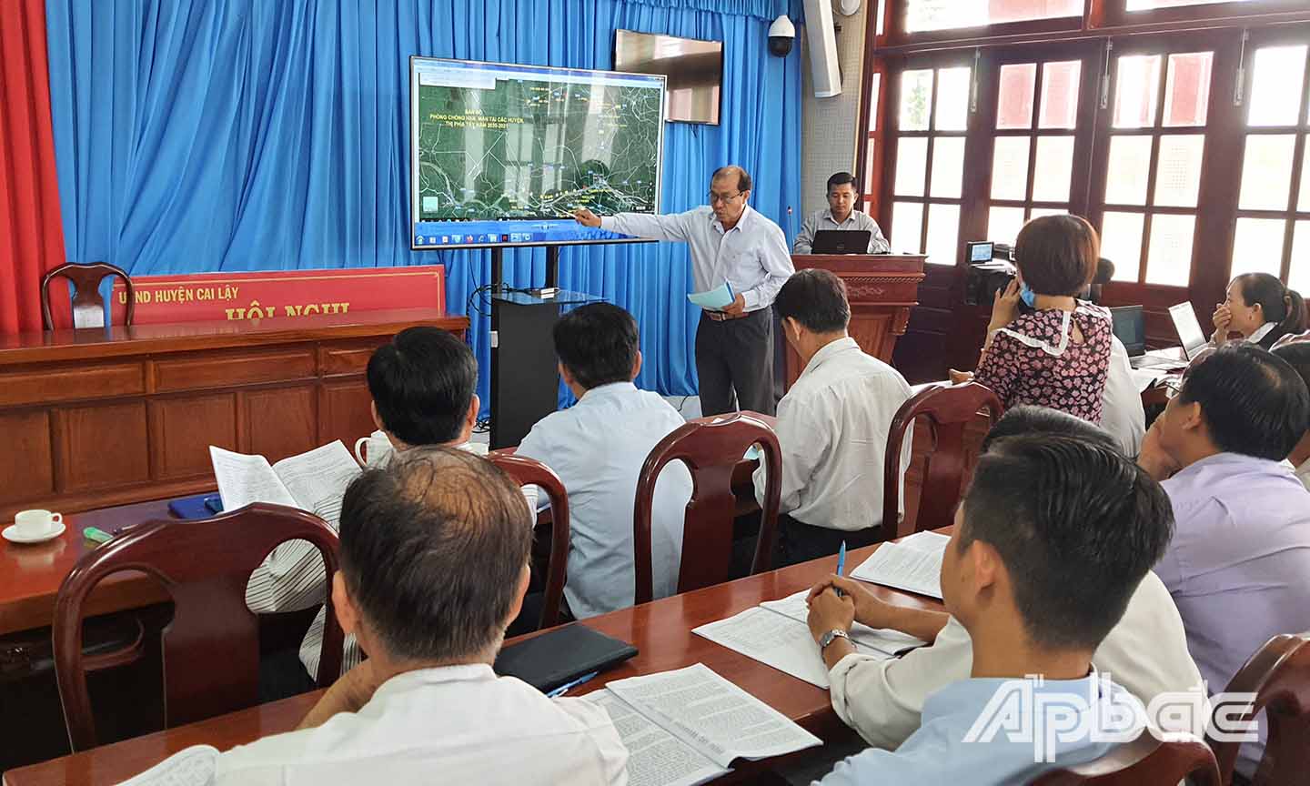 Các đại biểu thảo luận tại hội nghị.