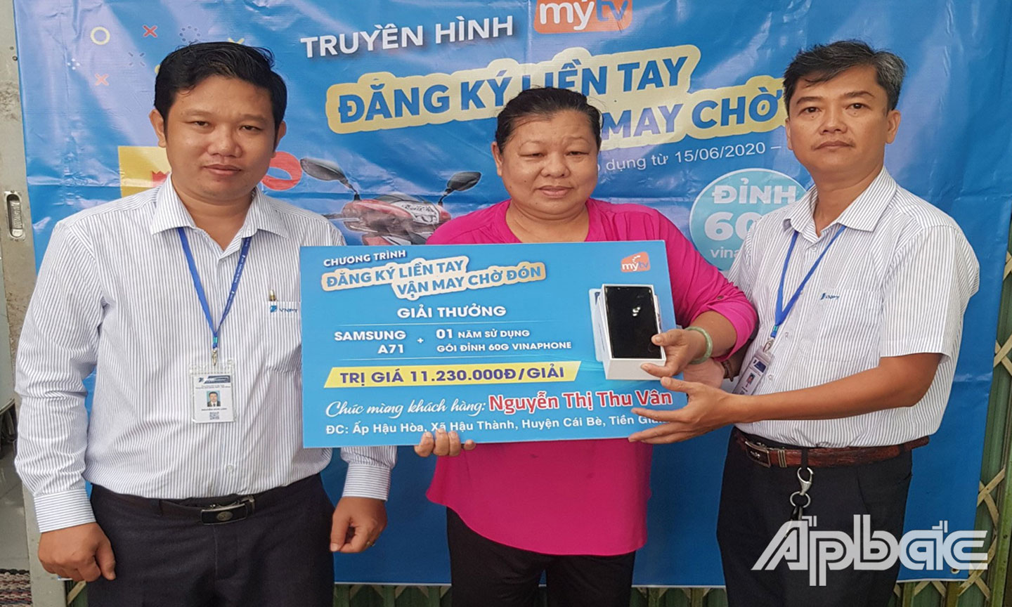 Ông Nguyễn Hoài Linh - PGD VNPT-VinaPhone Tiền Giang & Ông Võ Anh Sơn- GD VinaPhone Cái Bè trao thưởng cho khách hàng Nguyễn Thị Thu Vân.