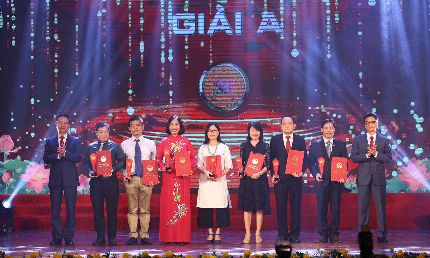 Các tác giả đạt giải A. Ảnh: VGP/Đình Nam
