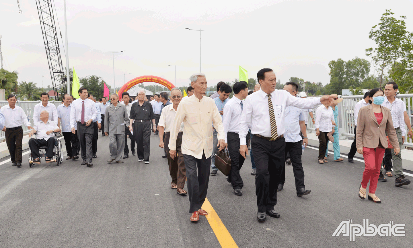 Lãnh đạo tỉnh, địa phương và người dân trong ngày thông xe cầu Bình Xuân.