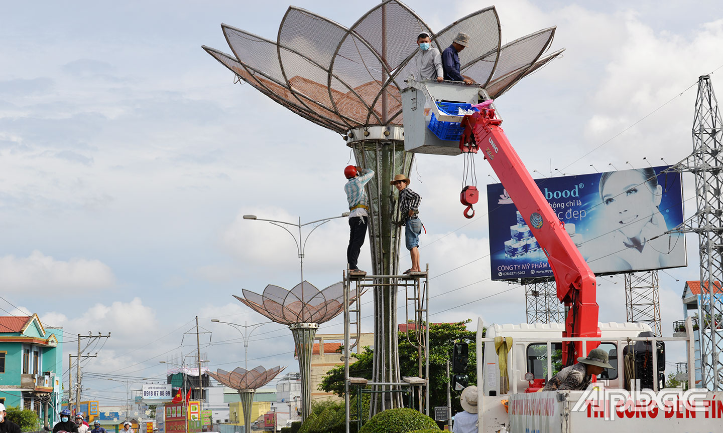 Trang trí cờ, hoa trên các tuyến đường chuẩn bị cho Đại hội.