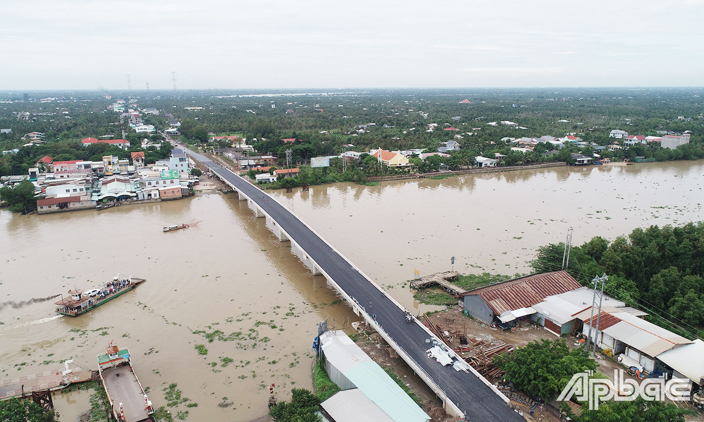 Cầu Ngũ Hiệp (huyện Cai Lậy)- một trong những công trình tiêu biểu chào mừng Đại hội.