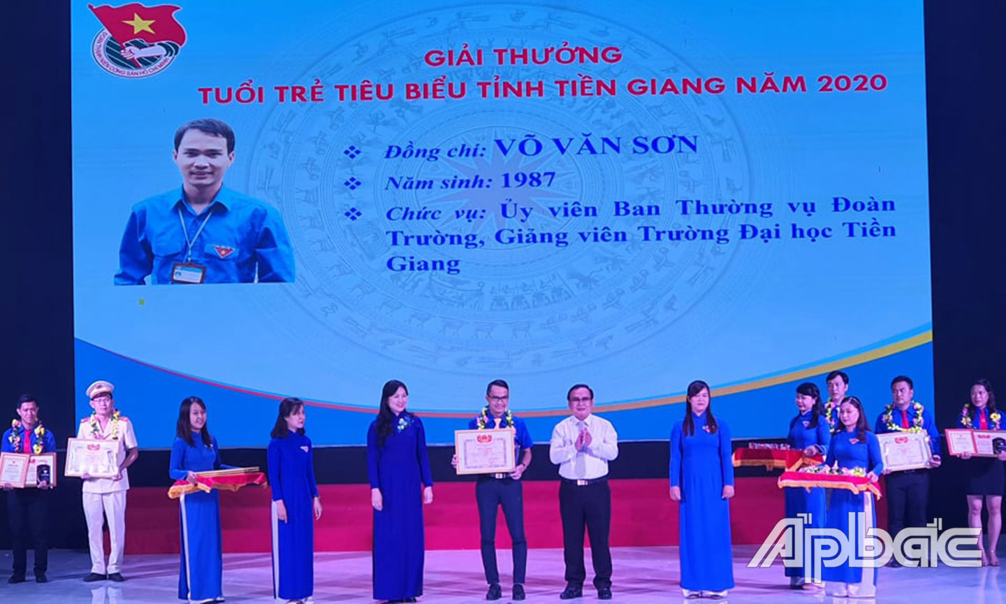 Thầy Sơn nhận Giải thưởng Tuổi trẻ tiêu biểu tỉnh Tiền Giang năm 2020.