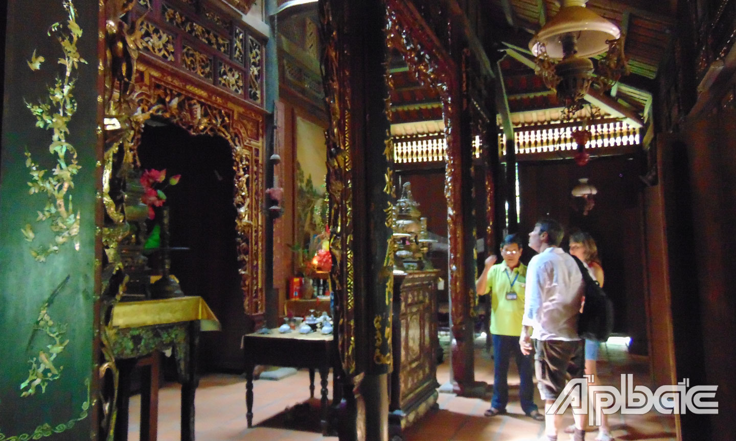 Bên trong nhà cổ của ông Kiệt, các hoa văn chạm khắc trên các bộ kèo, cột, xiên và vách rất công phu theo kiểu nhà xưa của Nam bộ. 