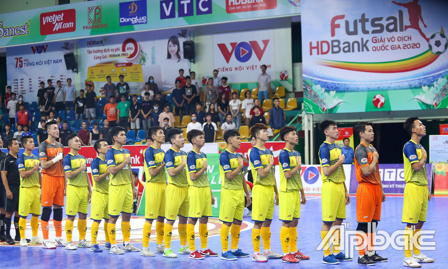 Các thành viên tham dự Giải Futsal HDBank VĐQG 2020 hướng về miền Trung ruột thịt.